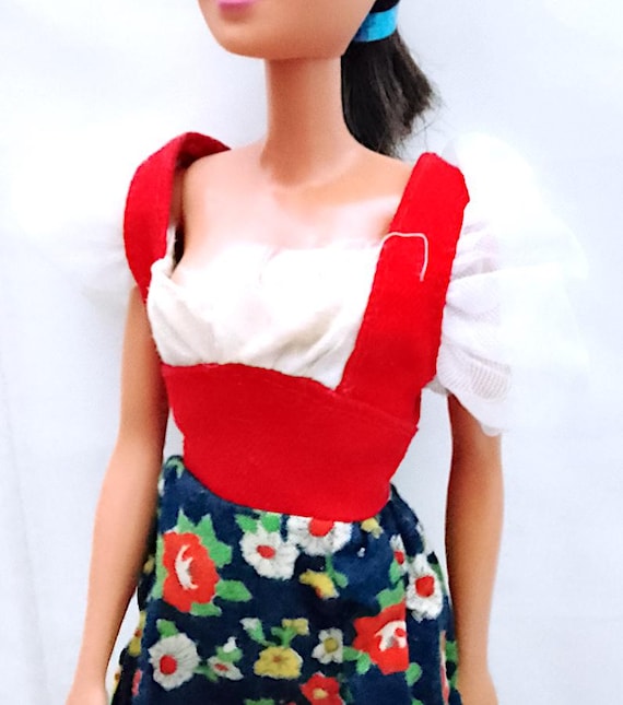 B101 - BARBIE BEST BUY 1974 - abito lungo patchwork fiori e pettorina rossa bianca