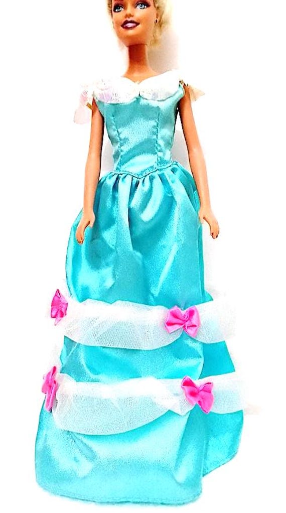 B349 - BARBIE PRINCIPESSA SISSI 1997 Giochi Preziosi italy abito originale azzurro chiffon e fiocchi rosa