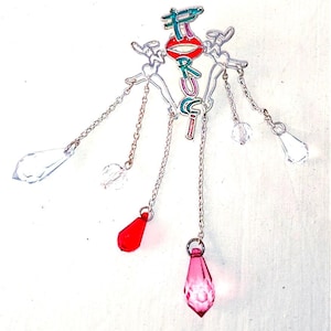 Può includere: Un ciondolo d'argento con un labbro rosso e la parola "FRUCCI" in smalto rosa, verde e blu. Il ciondolo ha cinque catene pendenti con perline di cristallo trasparenti e rosse.