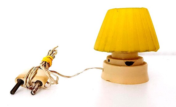 mini lampada luce applique anni 60 gialla plastica da restaurare ottima per casa delle bambole