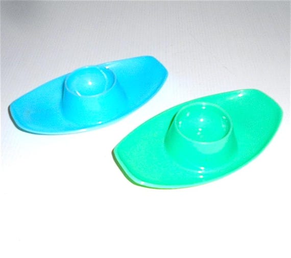 2 egg carriers in plastic made in italy design green and blue - 2 portauovo di design anni 70 in plastica verde e blu