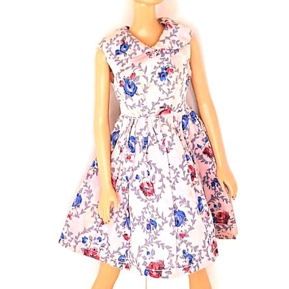 B794 - BARBIE 70s delizioso abito svasato rosa con fiori rossi e blu cotone adattato
