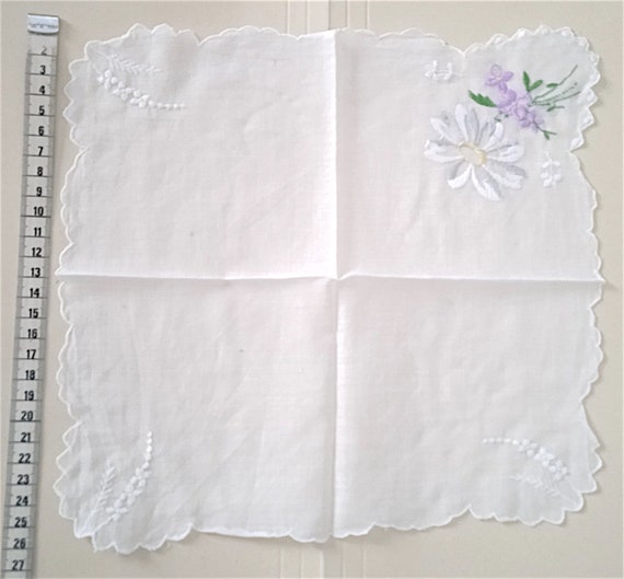 Beautiful handkerchief with handmade white and li… - image 2