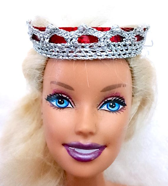B1164 - BARBIE DISCOVER the WORLD 2002 corona diadema regina argento e borgogna morbida