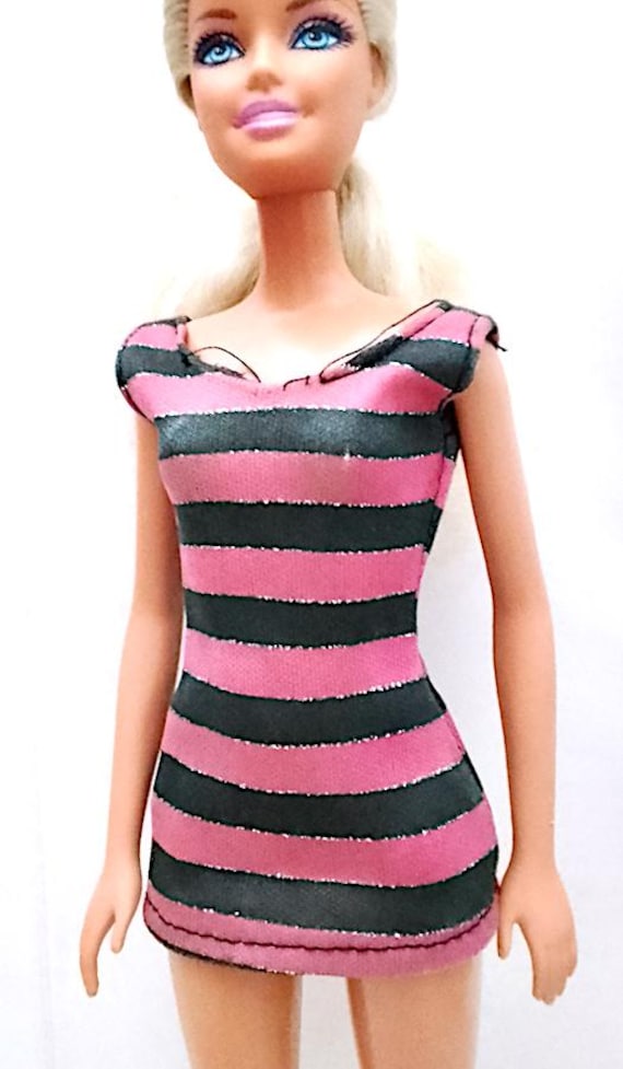 B124 - BARBIE ko 2000s Simba Germany  mini abito a righe rosa / nero