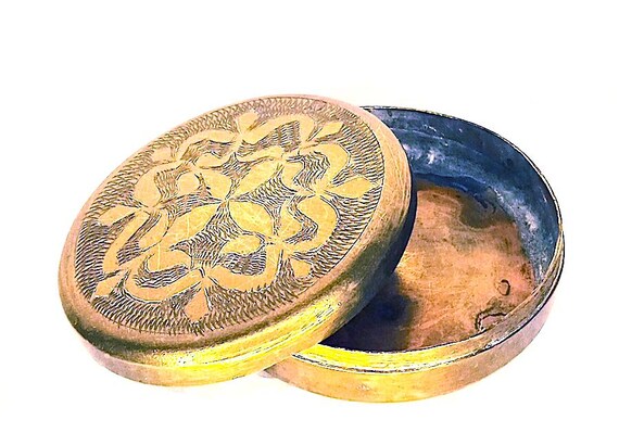 splendida scatola orientale porta cipria in ottone lavorato cesellato a mano anni 60