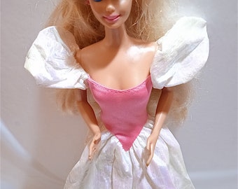 Collection Barbie des années 80, étui Barbie, deux Barbies et plus de 10  tenues plus accessoires, Barbie 1986, Barbies et accessoires des années  1980 -  France
