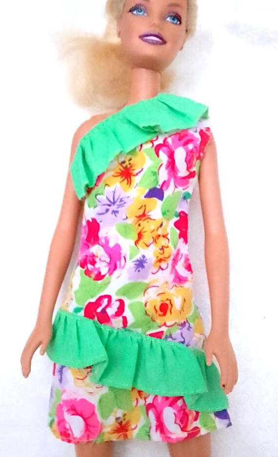 B505 - BARBIE 80s abito monospalla a fiori con bordi ruches verdi cotone