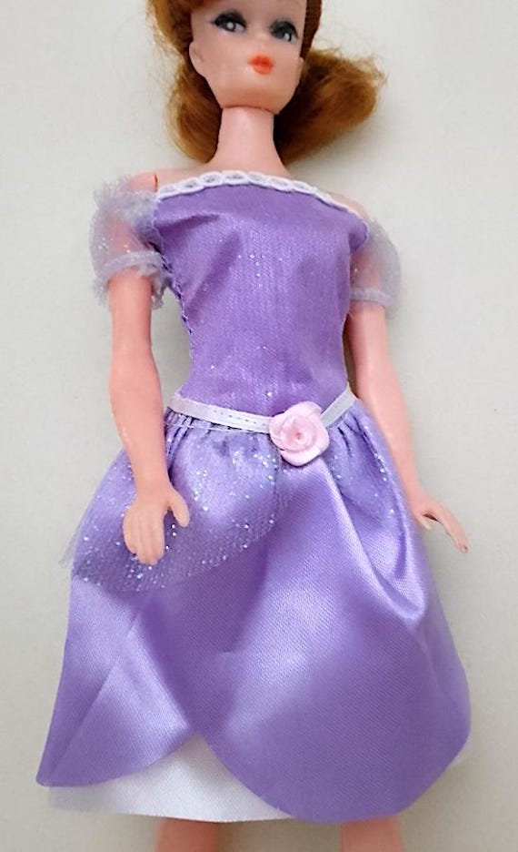 B367 - BARBIE 90s abito viola con rosellina e cintura pizzo lucido effetto satin fairy