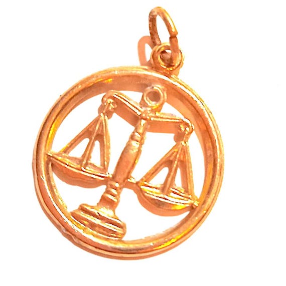 B908 - BARBIE 1993 ciondolo in metallo dorato zodiaco Bilancia gadget