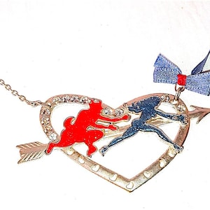 FIORUCCI 90s Włochy vintage bardzo rzadki naszyjnik z sercem anioła i diabła naszyjnik collier nigdy nie używany niebieską wstążką