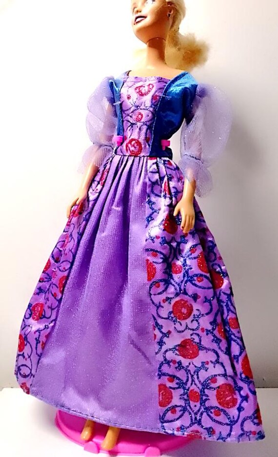 B281 - BARBIE SLEEPING BEAUTY 2006 abito originale viola con rose