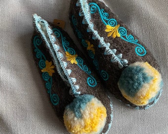 Children’s Greek Pom Pom slippers size 10/28 unisex fleece handmade