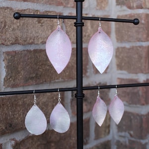 Boucles d’oreilles en cuir rose givré