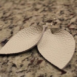 Boucles d’oreilles à feuilles blanches de 3 pouces