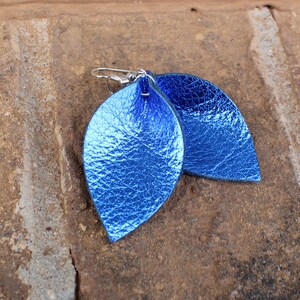 Boucles d’oreilles en cuir bleu métallisé