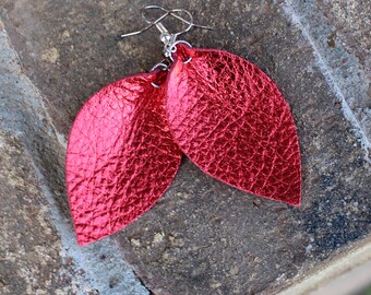 Orecchini pendenti a foglia in pelle rossa metallizzata, orecchini pendenti rosso ciliegia, orecchini di Natale, regalo di San Valentino, festa, appuntamento serale, senza nichel