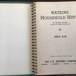 Puede incluir: Un libro abierto con encuadernaci&oacute;n en espiral titulado Watkins Household Hints de Elaine Allen. La p&aacute;gina muestra el texto Watkins Household Hints, By Elaine Allen, Author of Watkins Cook Book, Price $1.50, y The J. R. Watkins Company, Newark, Memphis, Winona, Oakland.