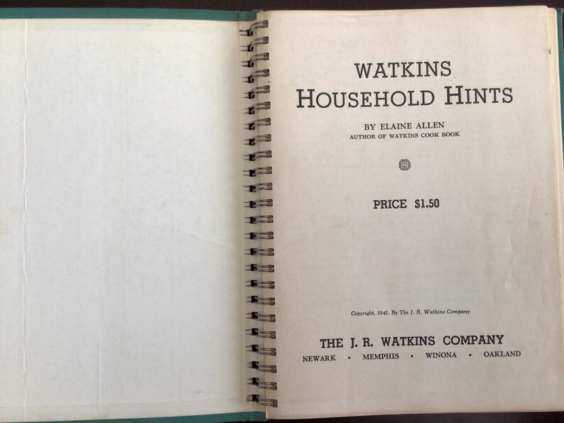 Puede incluir: Un libro abierto con encuadernaci&oacute;n en espiral titulado Watkins Household Hints de Elaine Allen. La p&aacute;gina muestra el texto Watkins Household Hints, By Elaine Allen, Author of Watkins Cook Book, Price $1.50, y The J. R. Watkins Company, Newark, Memphis, Winona, Oakland.