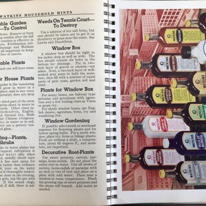Puede incluir: Una p&aacute;gina de libro con encuadernaci&oacute;n en espiral titulada Watkins Household Hints que presenta texto sobre jardiner&iacute;a y cuidado de plantas a la izquierda, y una colorida ilustraci&oacute;n de varias botellas de medicina Watkins a la derecha.