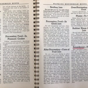 Puede incluir: Una p&aacute;gina del libro Watkins Household Hints con texto impreso en negro sobre papel blanco. El contenido proporciona instrucciones para el enlatado, el procesamiento de alimentos en frascos de vidrio, ollas a presi&oacute;n y una receta de chucrut.