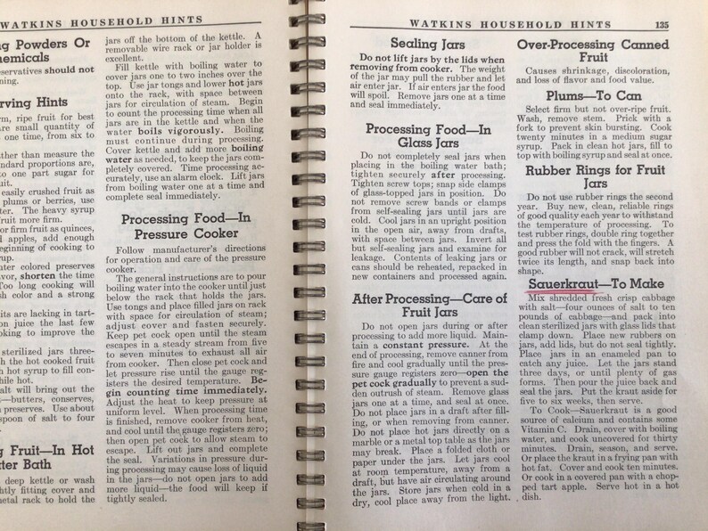 Puede incluir: Una p&aacute;gina del libro Watkins Household Hints con texto impreso en negro sobre papel blanco. El contenido proporciona instrucciones para el enlatado, el procesamiento de alimentos en frascos de vidrio, ollas a presi&oacute;n y una receta de chucrut.