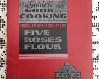 Libro de cocina antiguo de Five Roses Flour, una guía para cocinar bien, 1938, edición canadiense con encuadernación en espiral.
