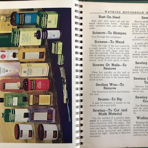 Puede incluir: Una p&aacute;gina de libro con encuadernaci&oacute;n en espiral titulada Watkins Household Hints, que presenta una colorida ilustraci&oacute;n de varios frascos y cajas de productos de la marca Watkins a la izquierda y texto impreso a la derecha.