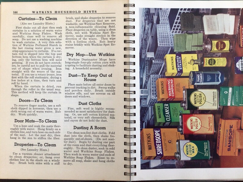 Puede incluir: Una p&aacute;gina de libro con encuadernaci&oacute;n en espiral titulada Watkins Household Hints que presenta instrucciones de texto para limpiar cortinas, puertas y alfombrillas, junto a un collage colorido de productos de limpieza Watkins.