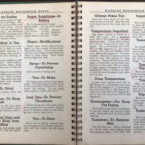 Puede incluir: Una p&aacute;gina de libro con encuadernaci&oacute;n en espiral titulada Watkins Household Hints, que presenta dos columnas de texto impreso en negro sobre papel blanco roto. El texto ofrece consejos culinarios sobre rellenos, sustitutos del az&uacute;car y t&eacute;.