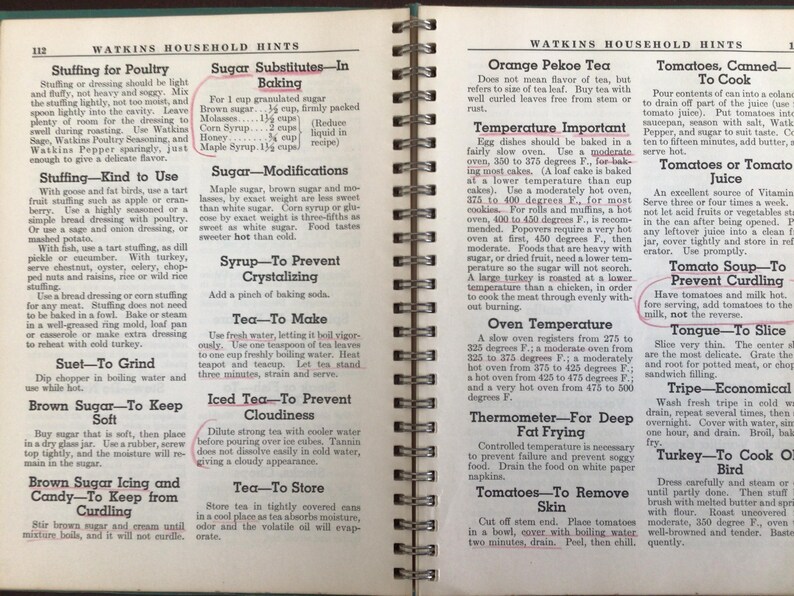 Puede incluir: Una p&aacute;gina de libro con encuadernaci&oacute;n en espiral titulada Watkins Household Hints, que presenta dos columnas de texto impreso en negro sobre papel blanco roto. El texto ofrece consejos culinarios sobre rellenos, sustitutos del az&uacute;car y t&eacute;.