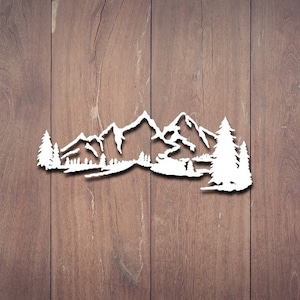 Könnte beinhalten: Weiße Silhouette einer Bergkette mit Bäumen vor einem braunen Holz Hintergrund.
