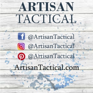 Puede incluir: Logotipo de Artisan Tactical con el texto "Artisan Tactical" en azul sobre un fondo de madera blanca. Los identificadores de redes sociales se enumeran debajo del logotipo: @ArtisanTactical en Facebook, Instagram y Pinterest. La direcci&oacute;n del sitio web es ArtisanTactical.com.