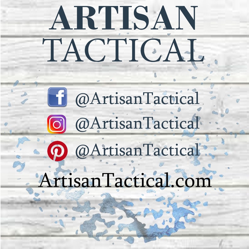 Puede incluir: Logotipo de Artisan Tactical con el texto "Artisan Tactical" en azul sobre un fondo de madera blanca. Los identificadores de redes sociales se enumeran debajo del logotipo: @ArtisanTactical en Facebook, Instagram y Pinterest. La direcci&oacute;n del sitio web es ArtisanTactical.com.