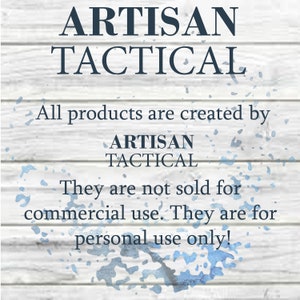 Puede incluir: Un letrero de madera blanco con salpicaduras de pintura azul. El letrero dice "ARTISAN TACTICAL" en letras grandes, negritas, azul marino. Debajo del t&iacute;tulo, el texto dice "Todos los productos son creados por ARTISAN TACTICAL. No se venden para uso comercial. &iexcl;Son para uso personal solamente!"