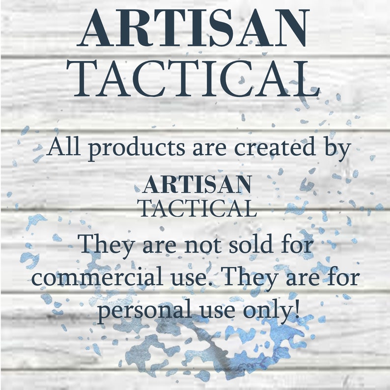 Puede incluir: Un letrero de madera blanco con salpicaduras de pintura azul. El letrero dice "ARTISAN TACTICAL" en letras grandes, negritas, azul marino. Debajo del t&iacute;tulo, el texto dice "Todos los productos son creados por ARTISAN TACTICAL. No se venden para uso comercial. &iexcl;Son para uso personal solamente!"