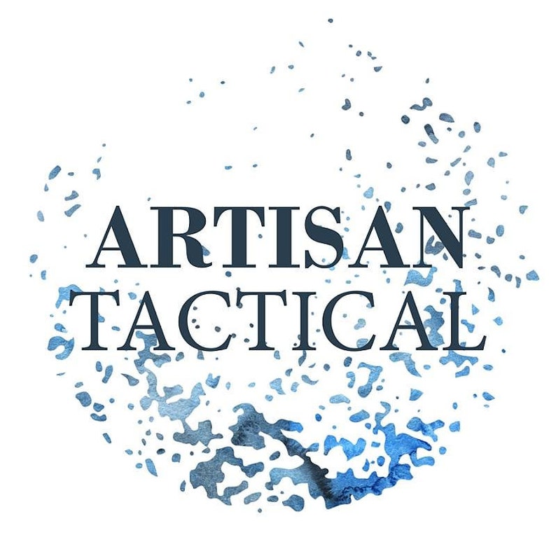 Puede incluir: Un dise&ntilde;o de salpicaduras de acuarela azul con el texto "Artisan Tactical" en azul oscuro.