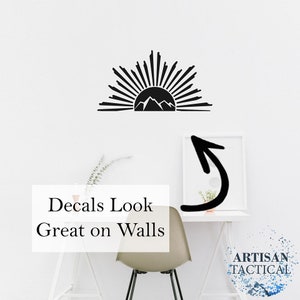 Puede incluir: Pegatina de pared de amanecer de monta&ntilde;a en blanco y negro. La pegatina se muestra en una pared blanca con una silla y un escritorio en el fondo. El texto "Decals Look Great on Walls" es visible en la imagen.
