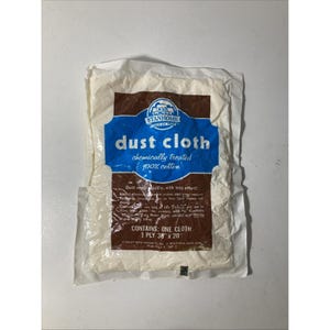 Puede incluir: Un paño para el polvo empaquetado de Stanhome. El paquete tiene una etiqueta azul y marrón con las palabras "dust cloth" y "chemically treated 100% cotton". El paño mide 96.5 cm x 50.8 cm.