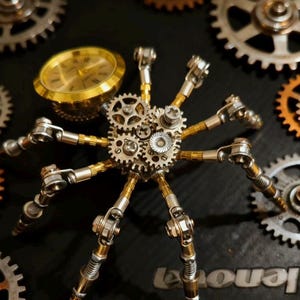 Pu&ograve; includere: Una scultura meccanica a forma di ragno in stile steampunk realizzata con ingranaggi, parti di orologi e aste metalliche. Il ragno ha otto zampe articolate e un quadrante come corpo. La scultura &egrave; ambientata su uno sfondo scuro con ingranaggi aggiuntivi.