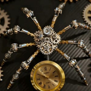 Pu&ograve; includere: Scultura a forma di ragno in metallo in stile steampunk con ingranaggi e un quadrante dorato. Le zampe del ragno sono in metallo argentato e ottone. Il quadrante dell'orologio indica "CAMRY Quartz" con numeri romani.