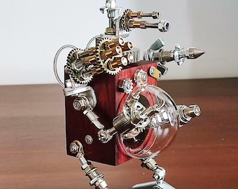 Può includere: Una statuetta di robot in stile steampunk realizzata in metallo e legno. Il robot ha un corpo in legno rosso, gambe in metallo argentato e una sfera di vetro trasparente sul petto. Ha una torretta di cannoni rotante sulla parte superiore.