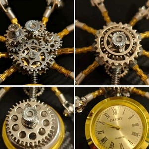 Pu&ograve; includere: Primo piano di un meccanismo di orologio in stile steampunk. Il design presenta ingranaggi argentati, accenti dorati e un quadrante dorato con numeri romani. Il quadrante dice "CAMRY QUARTZ".