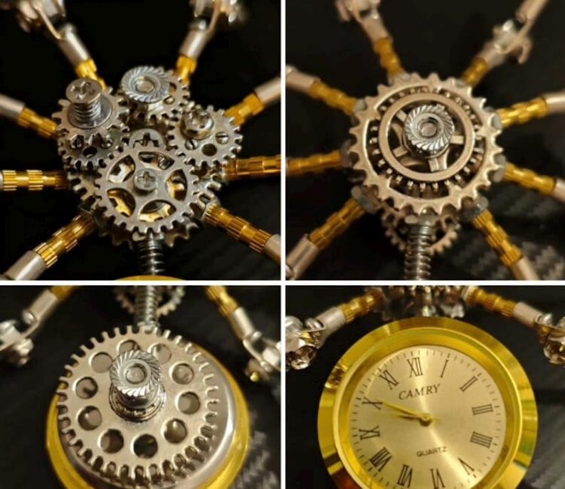 Pu&ograve; includere: Primo piano di un meccanismo di orologio in stile steampunk. Il design presenta ingranaggi argentati, accenti dorati e un quadrante dorato con numeri romani. Il quadrante dice "CAMRY QUARTZ".