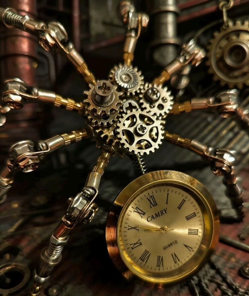 Pu&ograve; includere: Scultura steampunk di un ragno meccanico, con componenti in metallo color ottone e argento. Il corpo &egrave; composto da ingranaggi e un quadrante di orologio con la scritta "CAMRY QUARTZ". Le zampe sono articolate con bulloni e aste, creando un design industriale dettagliato.