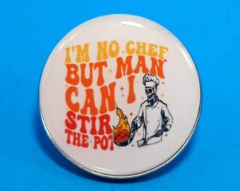 PIN I&#39;m No Chef But Man Can I Stir The Pot - 1&quot; design                                            PB-B1002E
