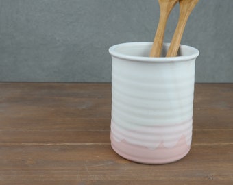 Besteckständer aus Keramik, weiße Glasur mit rosa, handmade, Utensilienhalter, handgemacht, Besteckhalter, für Kochbesteck u. Kochlöffel