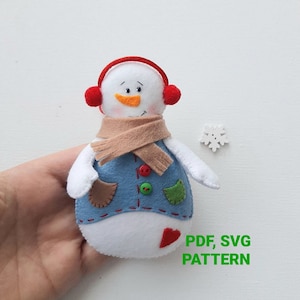 Modello di cucito per pupazzo di neve con cuffie, modello PDF SVG per giocattolo ad albero in feltro, ornamento natalizio, decorazioni invernali fai da te, regalo per le feste, download digitale