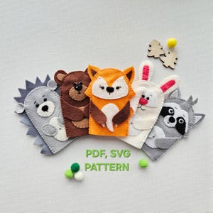 Könnte beinhalten: Fünf Filz-Fingerpuppen von Waldtieren: ein Igel, ein Bär, ein Fuchs, ein Kaninchen und ein Waschbär. Die Puppen sind in einem Halbkreis auf einem grauen Hintergrund angeordnet. Der Text "PDF, SVG PATTERN" ist unter den Puppen gedruckt.
