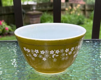 Vintage Pyrex #401 Spring Blossom Green  (2nd Version) - 750 ml Mixing Bowl - Excellent Condition